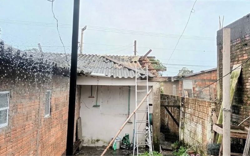Ao menos 10 casa foram destelhadas em Tramandaí