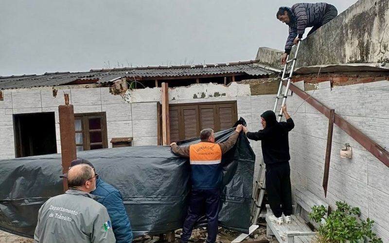 Ao menos 10 casa foram destelhadas em Tramandaí
