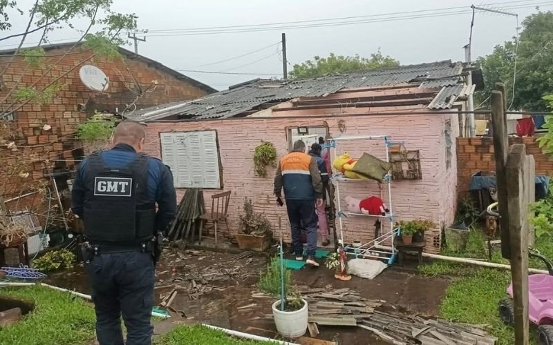 Ao menos 10 casa foram destelhadas em Tramandaí