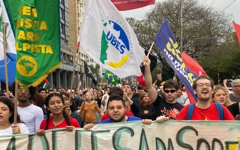 Manifestantes ocupam ruas de Porto Alegre em atos contra anistia e PEC da Blindagem
