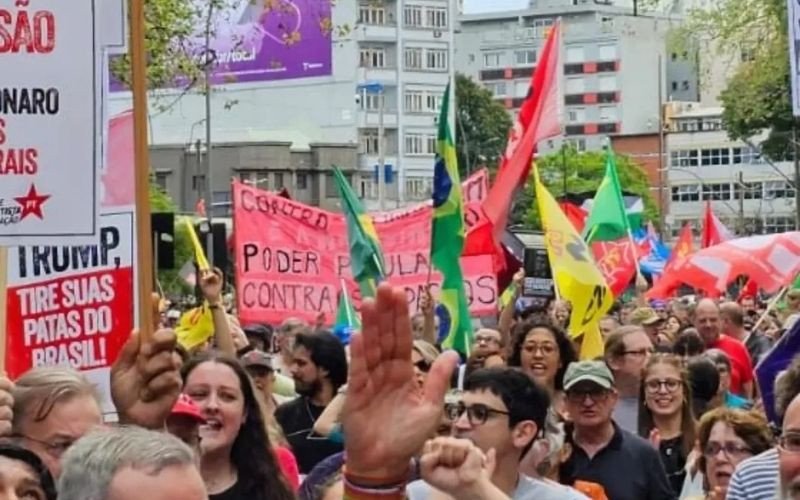 Manifestantes ocupam ruas de Porto Alegre em atos contra anistia e PEC da Blindagem

