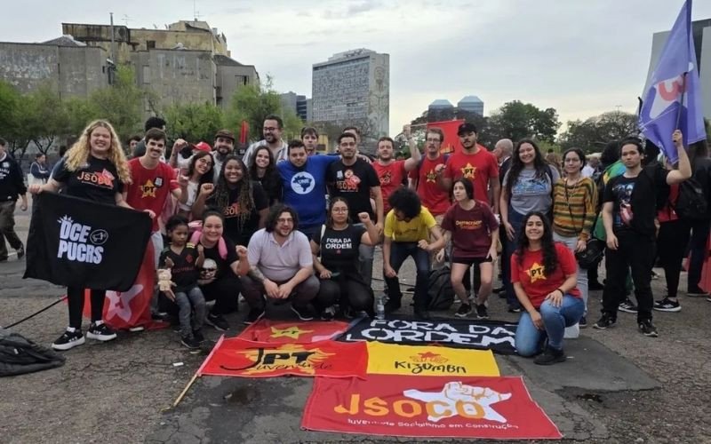 Manifestantes ocupam ruas de Porto Alegre em atos contra anistia e PEC da Blindagem
