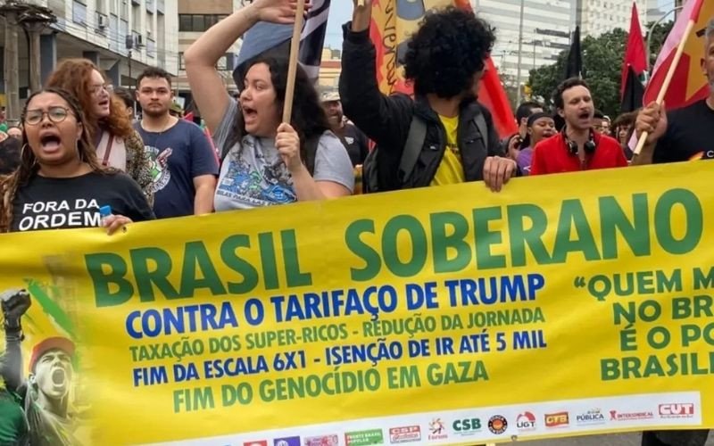 Manifestantes ocupam ruas de Porto Alegre em atos contra anistia e PEC da Blindagem
