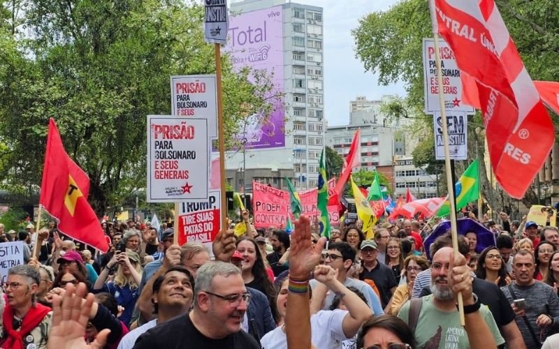 Manifestantes ocupam ruas de Porto Alegre em atos contra anistia e PEC da Blindagem

