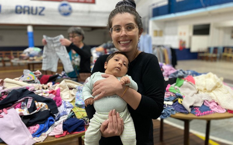 Caroline Sales é mãe do Gustavo Borges de 2 meses que também se beneficiou com brechó | abc+