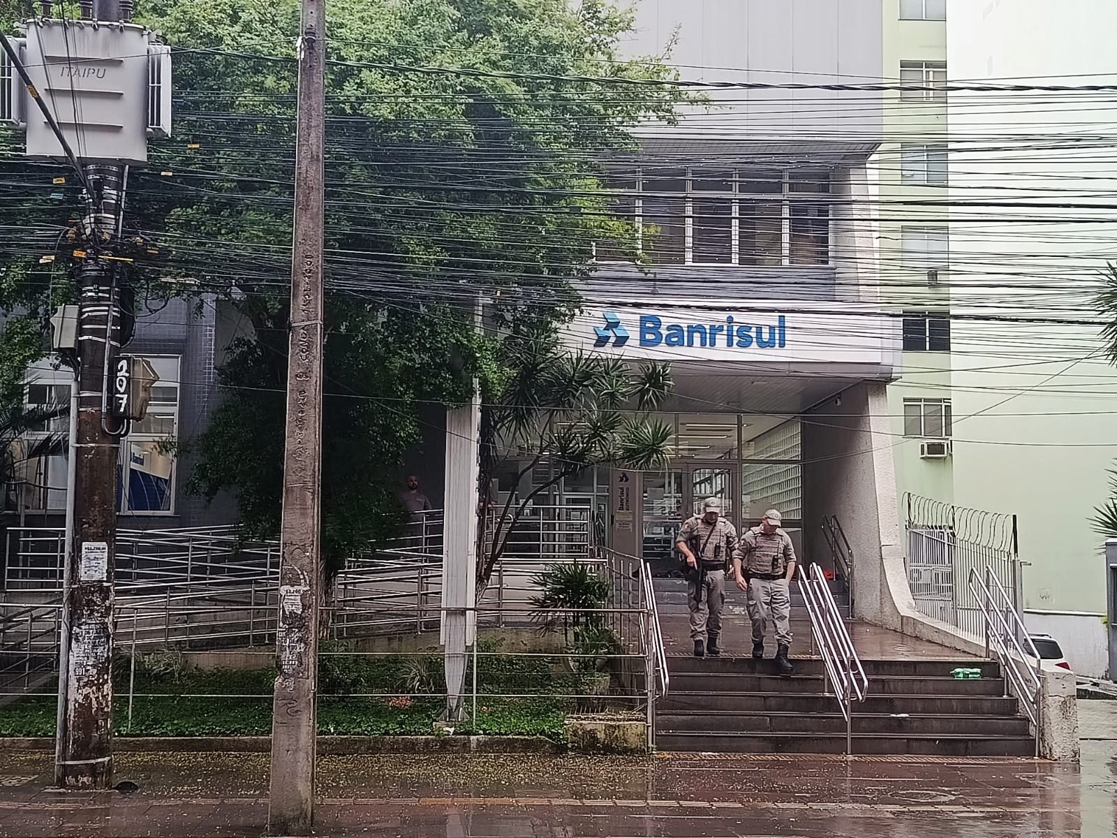 "Tocou a manhã inteira": Chamada leva a Brigada Militar até o banco Banrisul, em Canoas