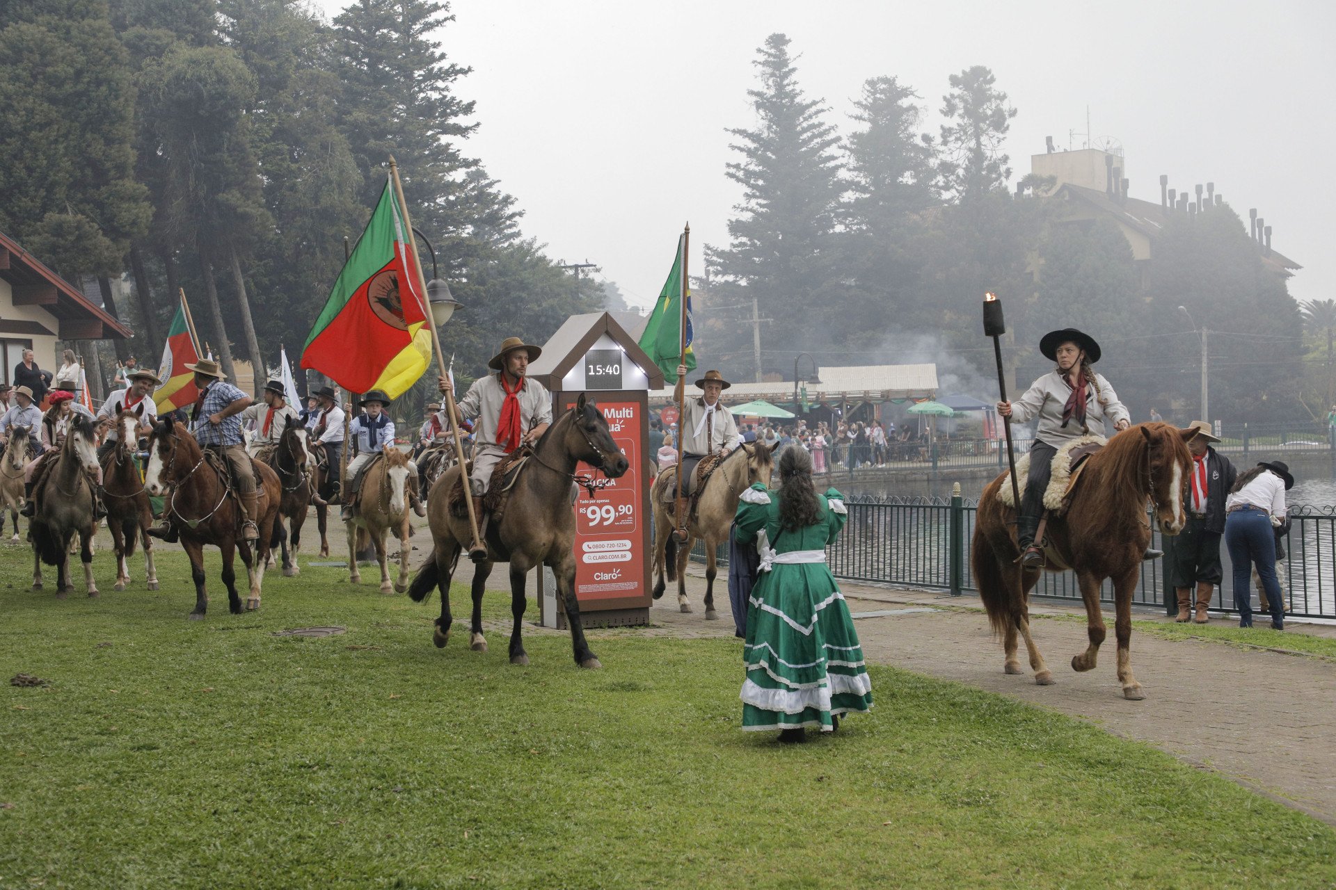 Celebrações farroupilhas levam centenas de cavalarianos às ruas de Gramado e Canela