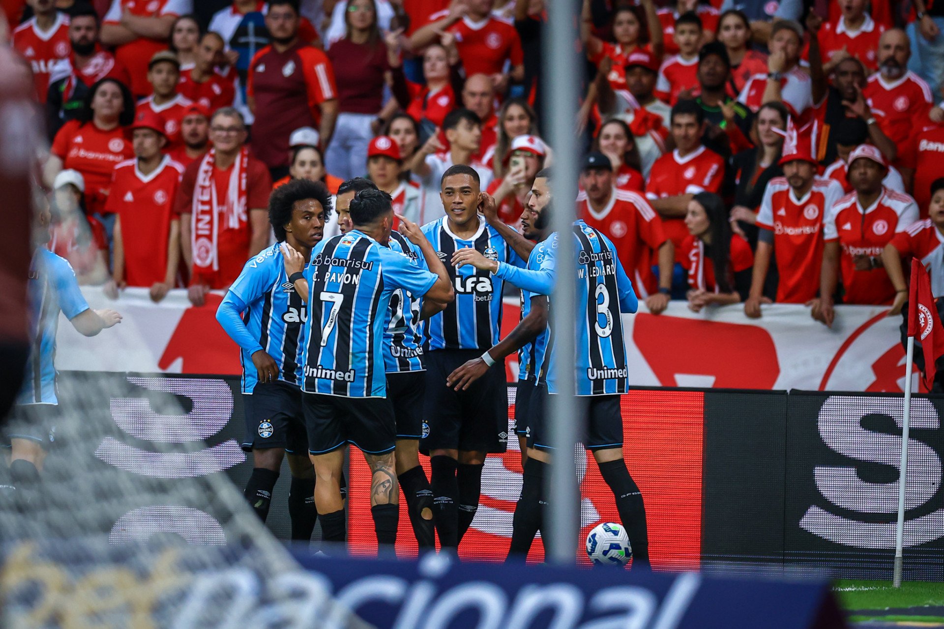 Grêmio vence o Gre-Nal 448 de virada no Beira-Rio