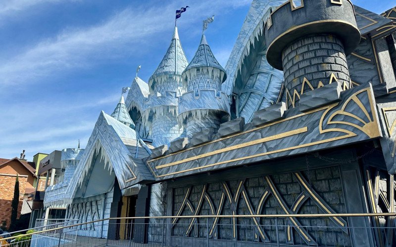 Empresa responsável pela construção de icebar temático em Gramado afirma que “equipamento essencial” foi retirado de forma indevida após incêndio