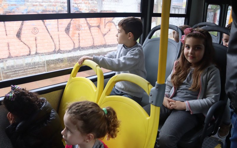 Passeio de alunos da Escola de Educação Infantil Magia do Amor com o transporte público de Novo Hamburgo, a Visac. | abc+