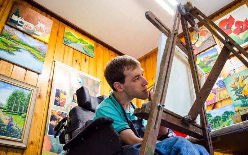 Artista plástico supera a tetraplegia usando o pincel entre os dentes