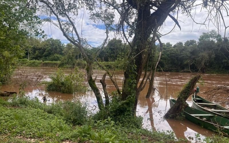 Rio Caí, em Sebastião do Caí, próximo da cota de inundação no início da tarde desta segunda-feira (22)