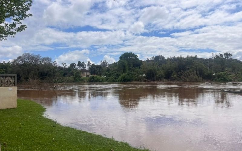 Rio Caí, em Sebastião do Caí, próximo da cota de inundação no início da tarde desta segunda-feira (22)