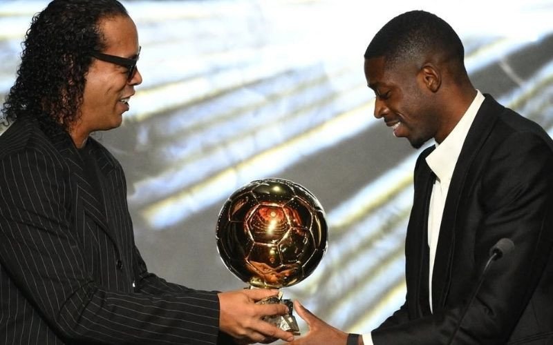 Dembelé recebe a Bola de Ouro das mãos de Ronaldinho Gaúcho | abc+