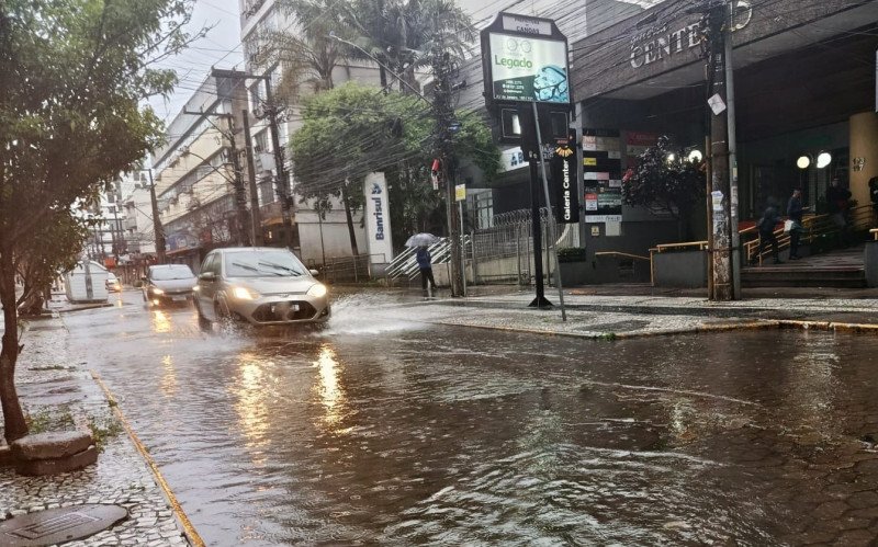 Parte da Rua Quinze de Janeiro acabou tomada pela água nesta segunda-feira (22) | abc+