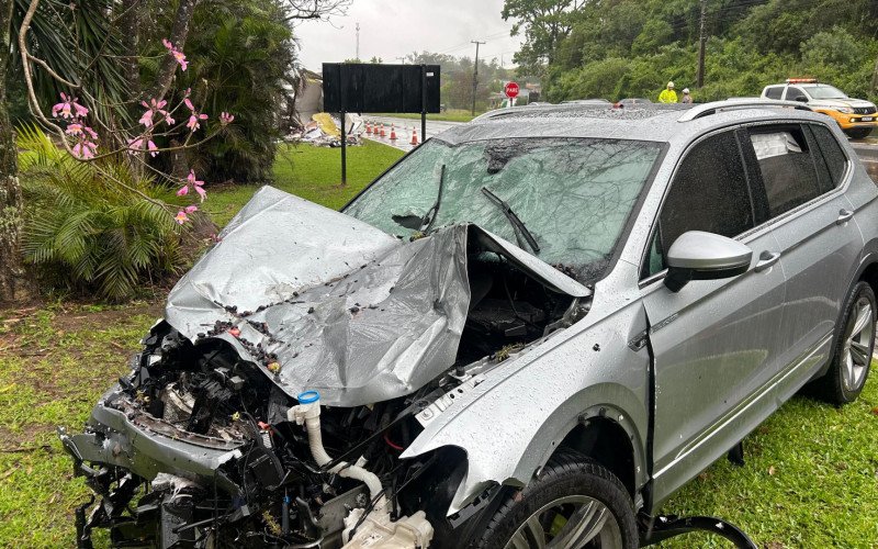 RS-122: Caminhão carregado com frutas invade pista contrária e colide frontalmente contra dois veículos
