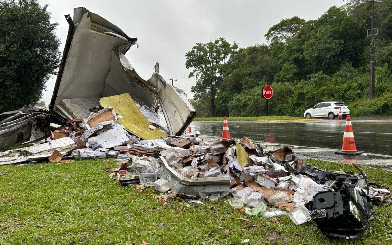 RS-122: Caminhão carregado com frutas invade pista contrária e colide frontalmente contra dois veículos