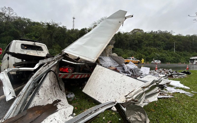 RS-122: Caminhão carregado com frutas invade pista contrária e colide frontalmente contra dois veículos