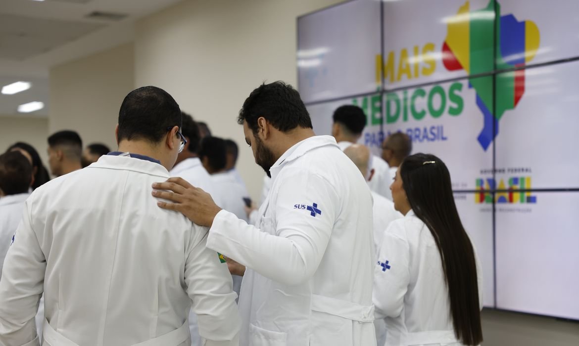 Estudantes de baixa renda de curso de medicina terão ajuda do governo federal; saiba mais