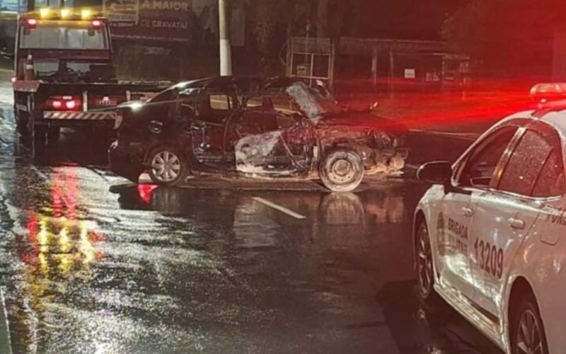 Motorista sem CNH bate carro em poste durante discussão com a namorada em Gravataí; jovem de 19 anos morre no local