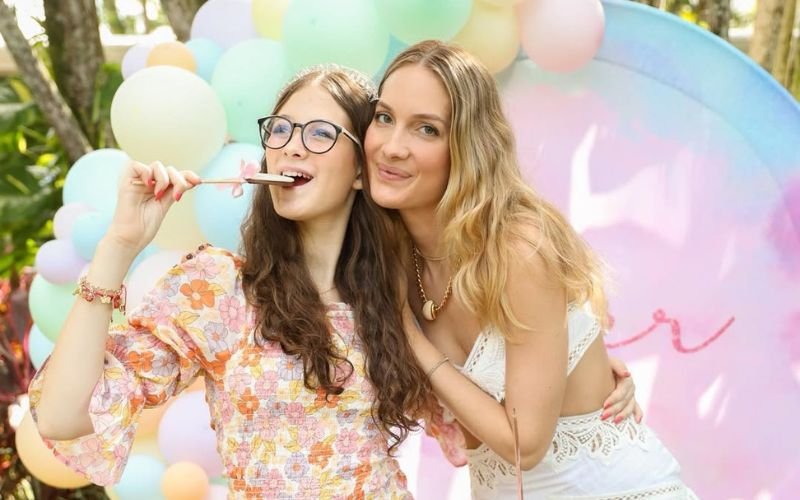 "Agora é estrela que guia e protege a nossa família": Filha de modelo morre aos 16 anos