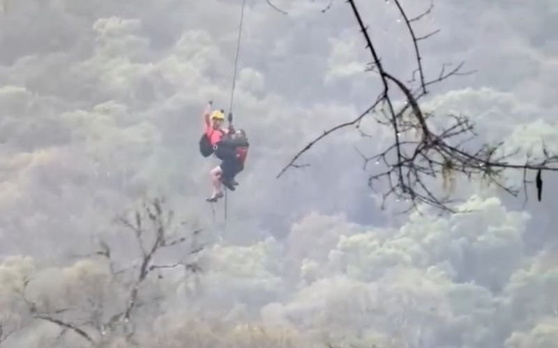 VÍDEO: Acampamento termina em resgate de helicóptero após chuva deixar homens ilhados