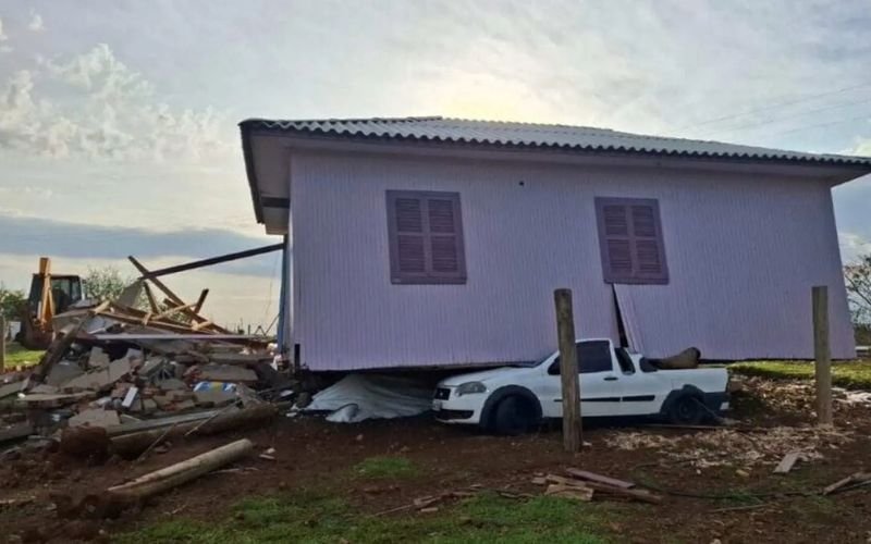Tornado: Parte de casa é arrastada pela ventania e cai em cima de caminhonete em Santa Catarina