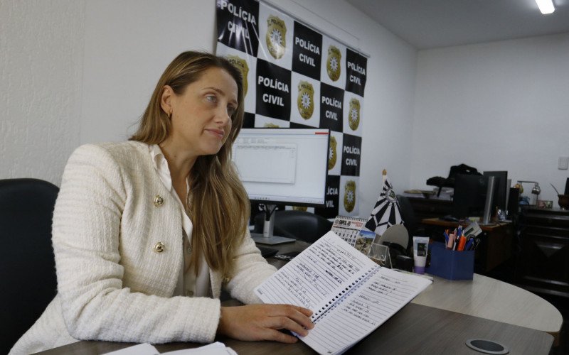A delegada Luciane Bertoletti recebeu um caderno que esclarece sobre as eutanásias praticadas diariamente na Secretaria do Bem-Estar Animal de Canoas | abc+