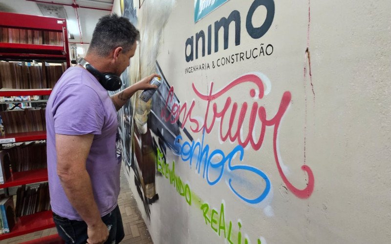 Reforma da Biblioteca Municipal ganhou painel artístico em grafite, produzido pelo artista Bart