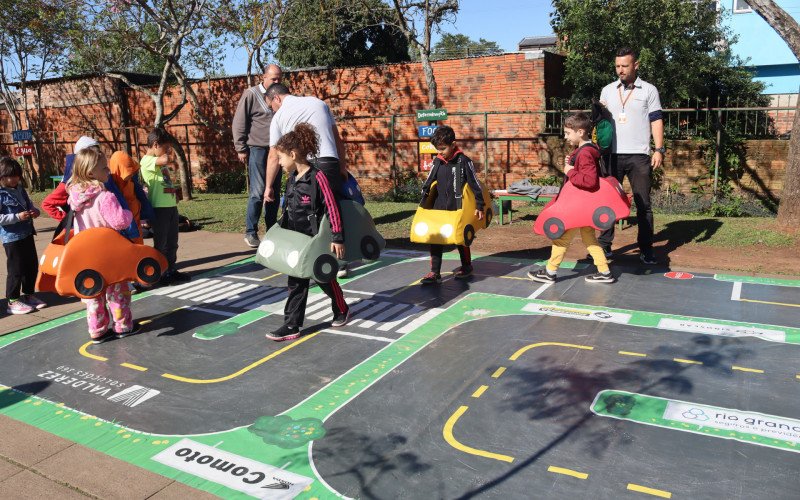 Atividade com minipista do CFC Valderez na Emeb Arnaldo Grin | abc+