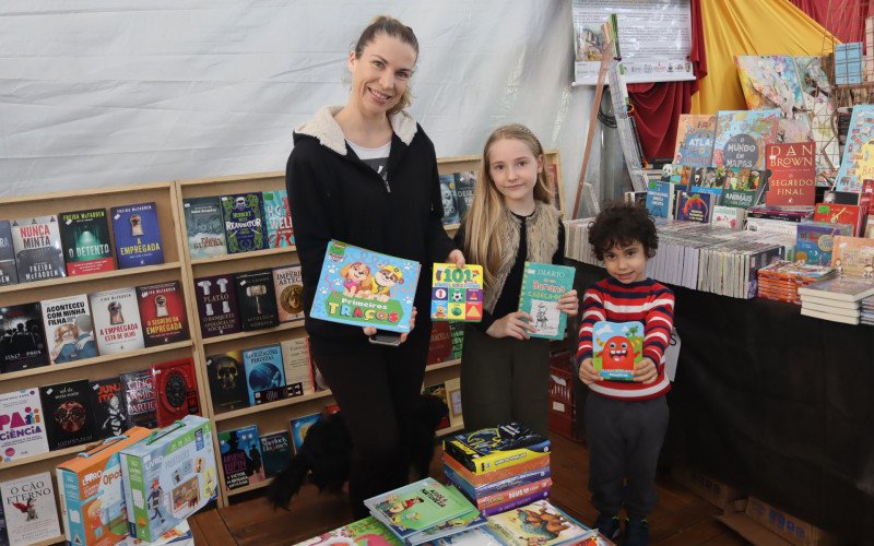 Ramona com os filhos Gael e Olivia na 42ª Feira do Livro de Ivoti | abc+