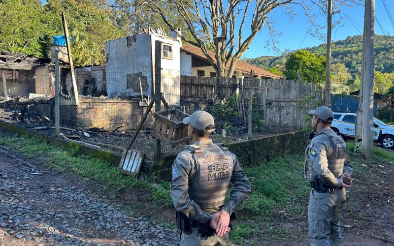 Incêndio destrói casa de madeira em Novo Hamburgo