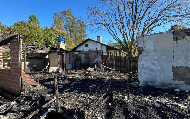 Incêndio destrói casa de madeira em Novo Hamburgo