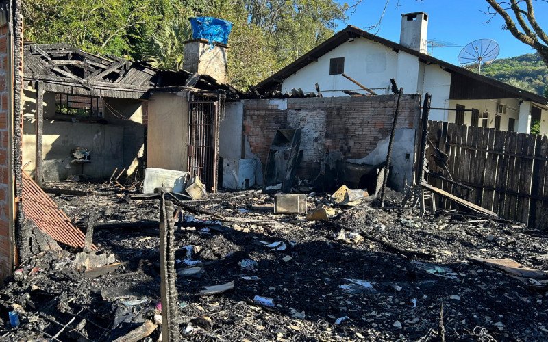 Incêndio destrói casa de madeira em Novo Hamburgo