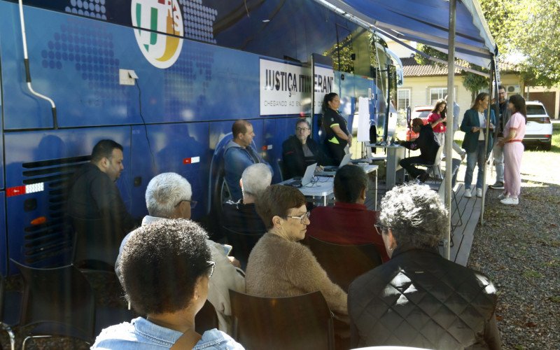 Mutirão, nesta terça-feira (23), movimentou comunidade no bairro Mathias Velho, em Canoas | abc+