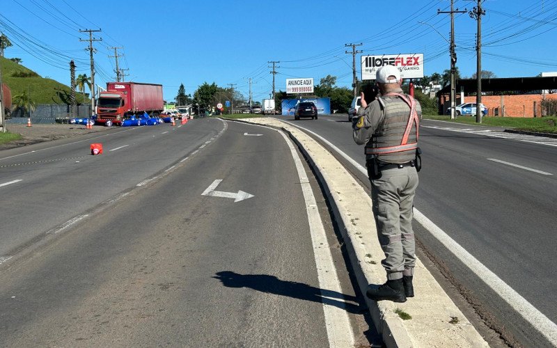 RS-240: Bombonas com ácido perigoso caem de carreta e causam bloqueio total na rodovia