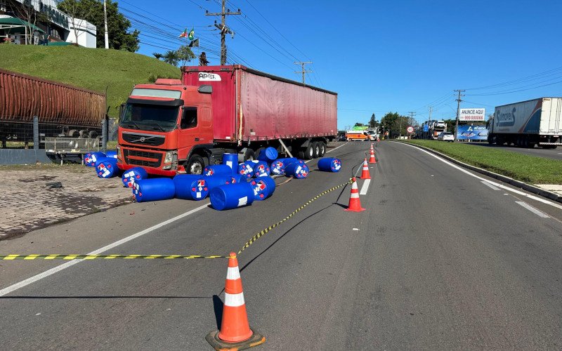 RS-240: Bombonas com ácido perigoso caem de carreta e causam bloqueio total na rodovia