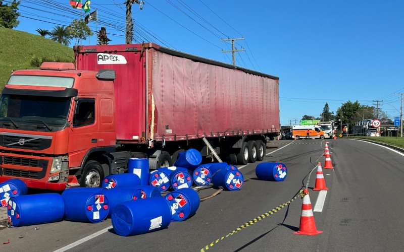RS-240: Bombonas com ácido perigoso caem de carreta e causam bloqueio total na rodovia