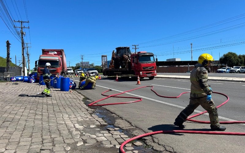 Tombamento de caminhão com carga com produto corrosivo na RS-240