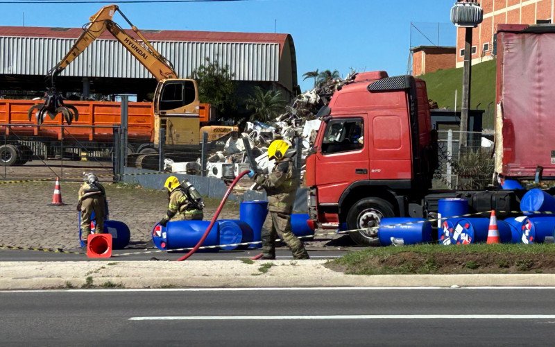 RS-240: Bombonas com ácido perigoso caem de carreta e causam bloqueio total na rodovia; bombeiros trabalham para liberar pista