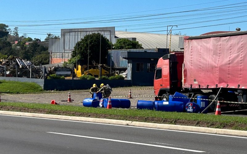 RS-240: Bombonas com ácido perigoso caem de carreta e causam bloqueio total na rodovia; bombeiros trabalham para liberar pista