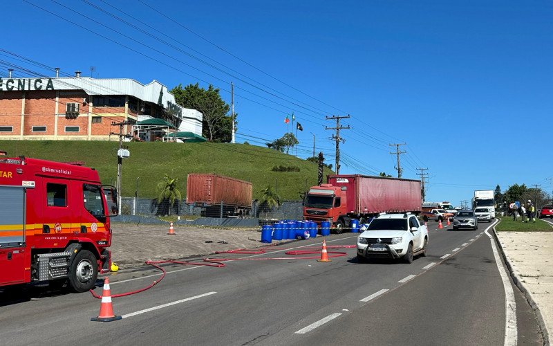 RS-240: Bombonas com ácido perigoso caem de carreta e causam bloqueio total na rodovia; bombeiros trabalham para liberar pista