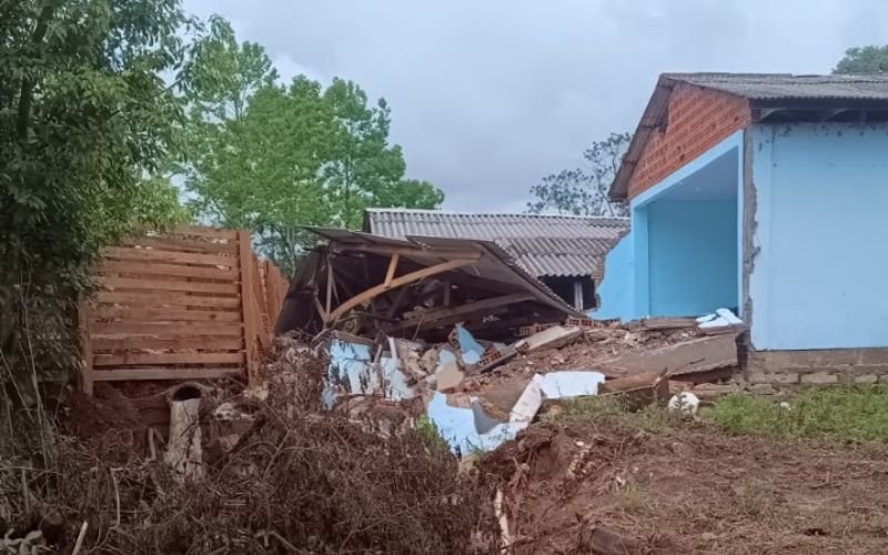 VÍDEO: Parte de prédio de igreja desaba com a força da água após cheia em açudes no Vale do Caí