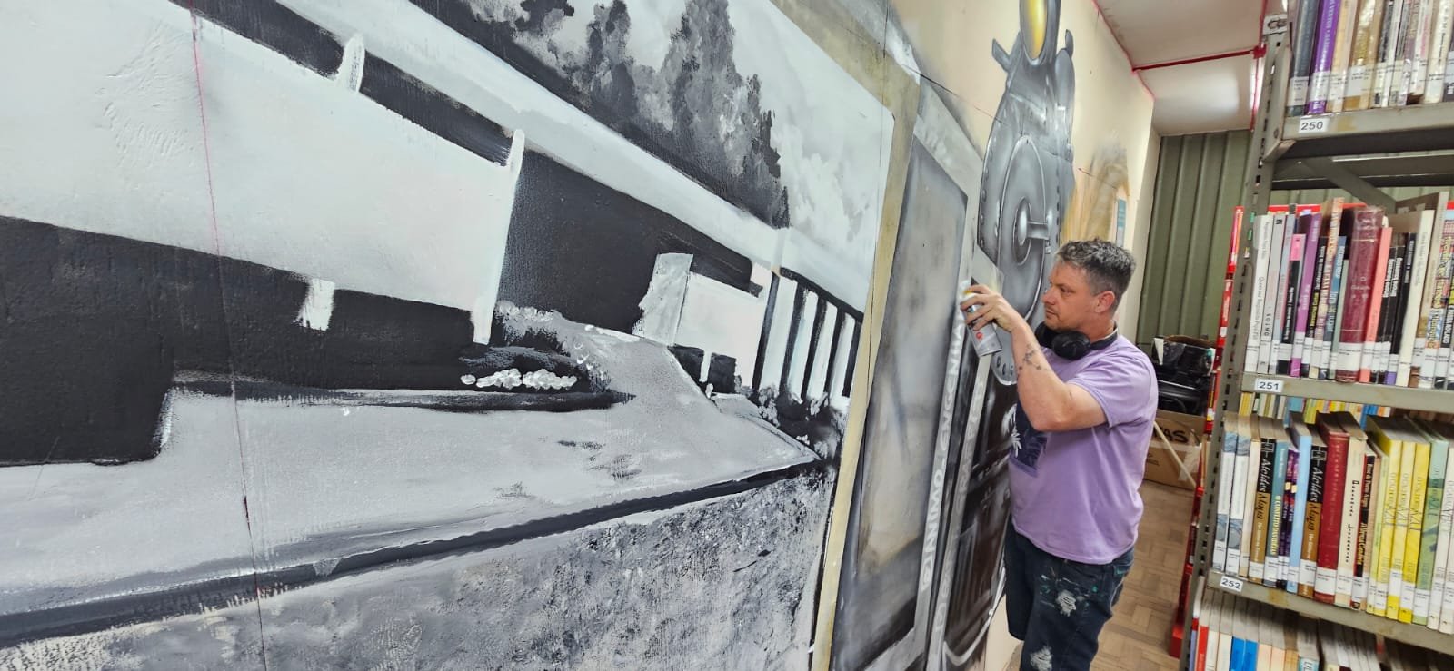 Reforma da Biblioteca Municipal ganha painel artístico em grafite