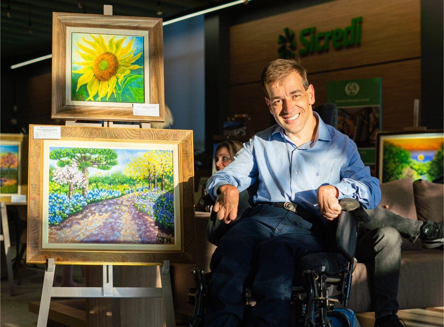 Espaço Sicredi Feitoria recebe exposição de artista tetraplégico que pinta com pincel entre os dentes