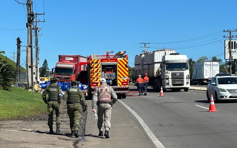 RS-240: Entenda o que provocou o tombamento de bombonas com 200 litros de produto corrosivo na estrada