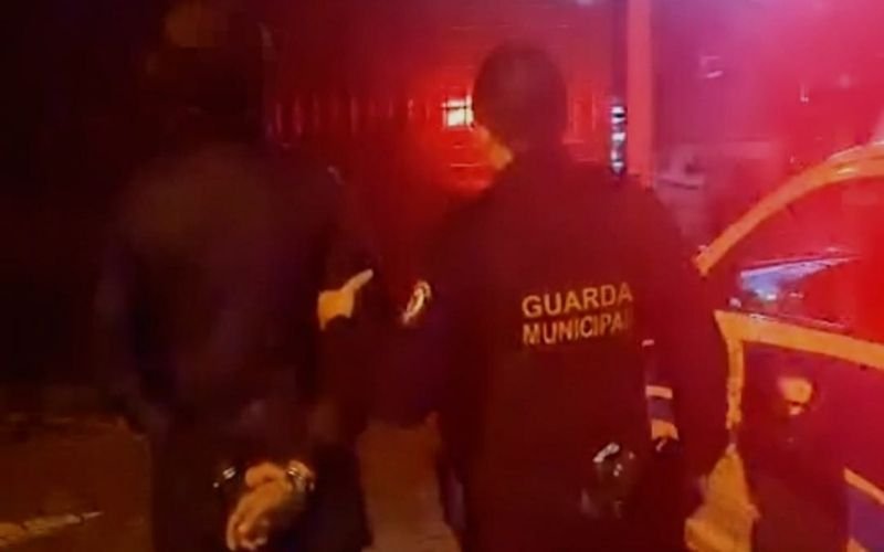 Tentativa de furto termina com homem escondido em telhado em Novo Hamburgo