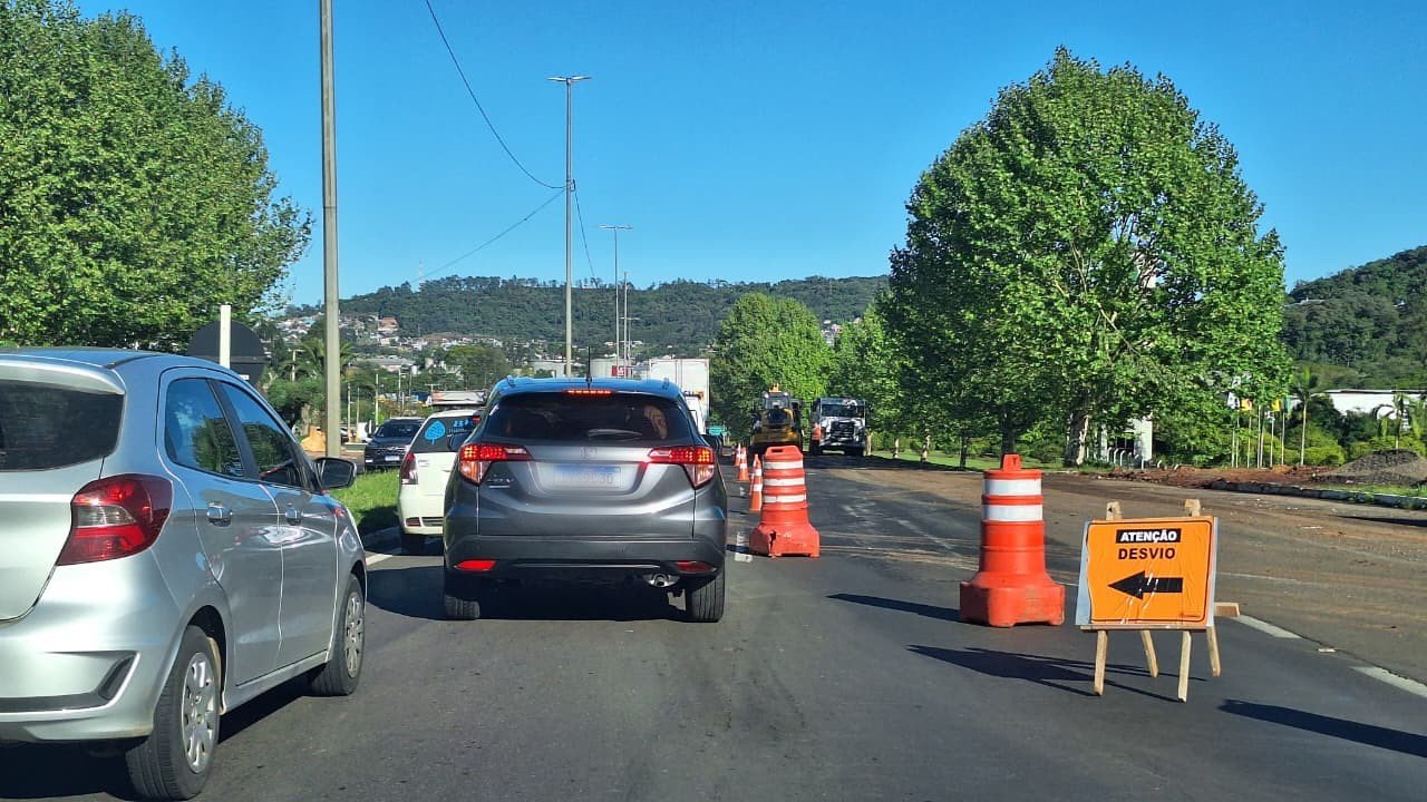 RS-239: Obras provocam estreitamento de pista e congestionamento quilométrico