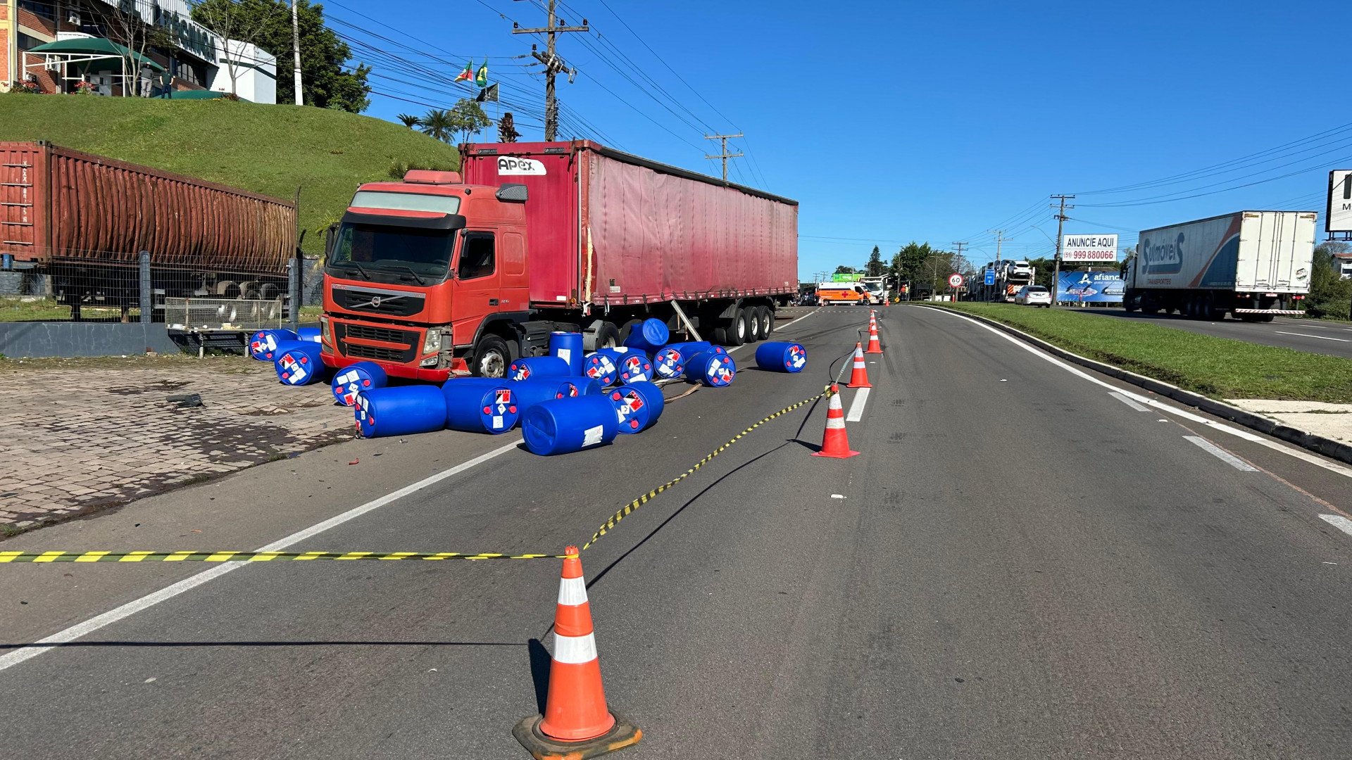 RS-240: Bombonas com ácido perigoso caem de carreta e causam bloqueio total na rodovia