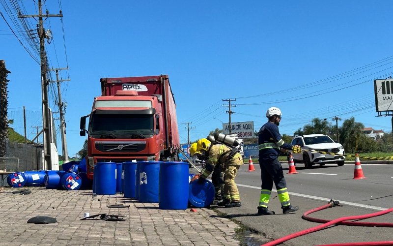 RS-240 é totalmente liberada após queda de bombonas com produto perigoso